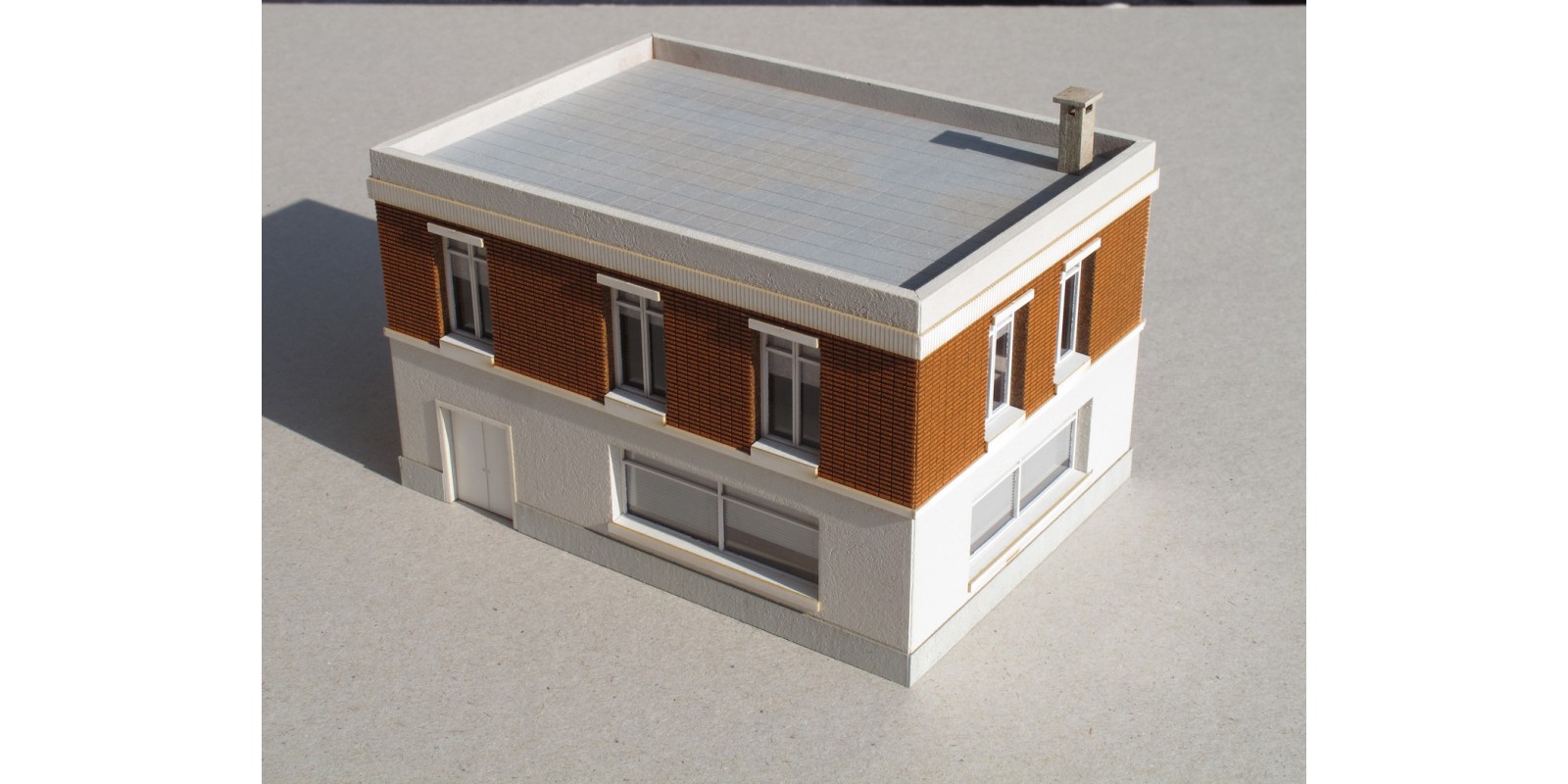 CMBV005-1  Office building R + 1 terracotta and concrete (small) - HO scale